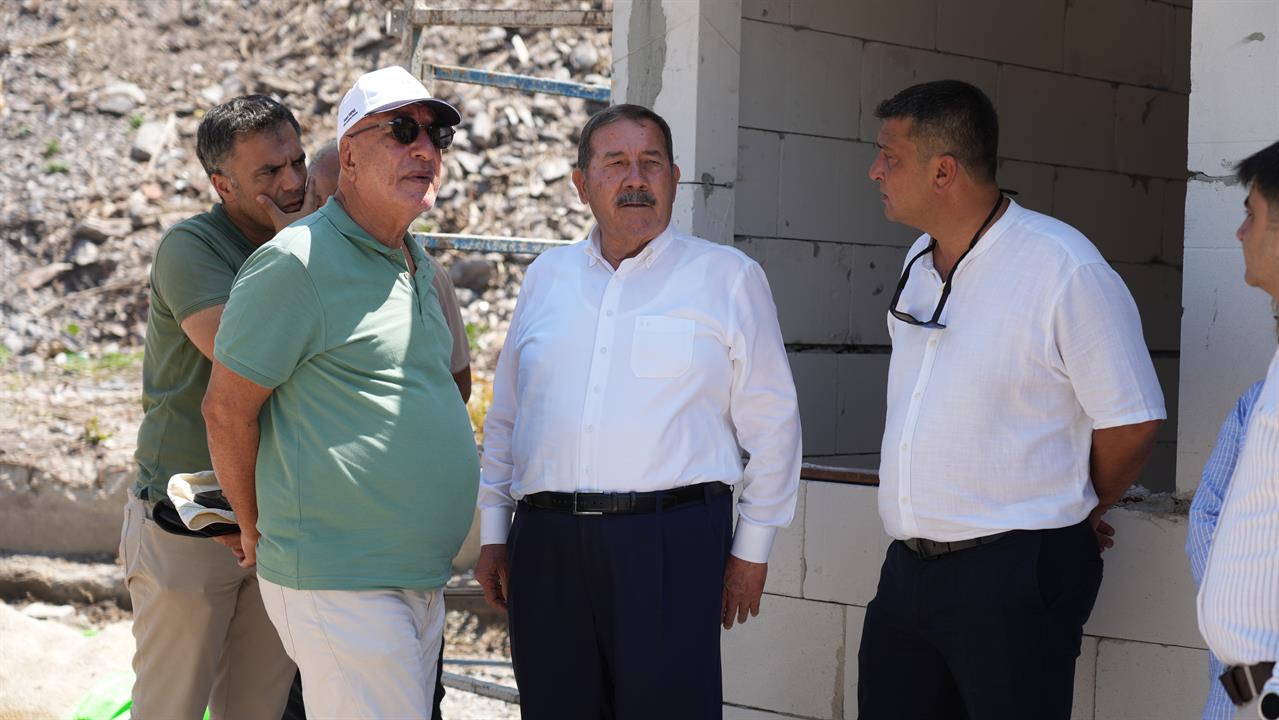 BAŞKAN FEVZİ TOPUZ GÜLLÜK’TE ÇALIŞMALARI İNCELEDİ… PLAJ VOLEYBOLU VE HALI SAHALAR HAYATA GEÇECEK