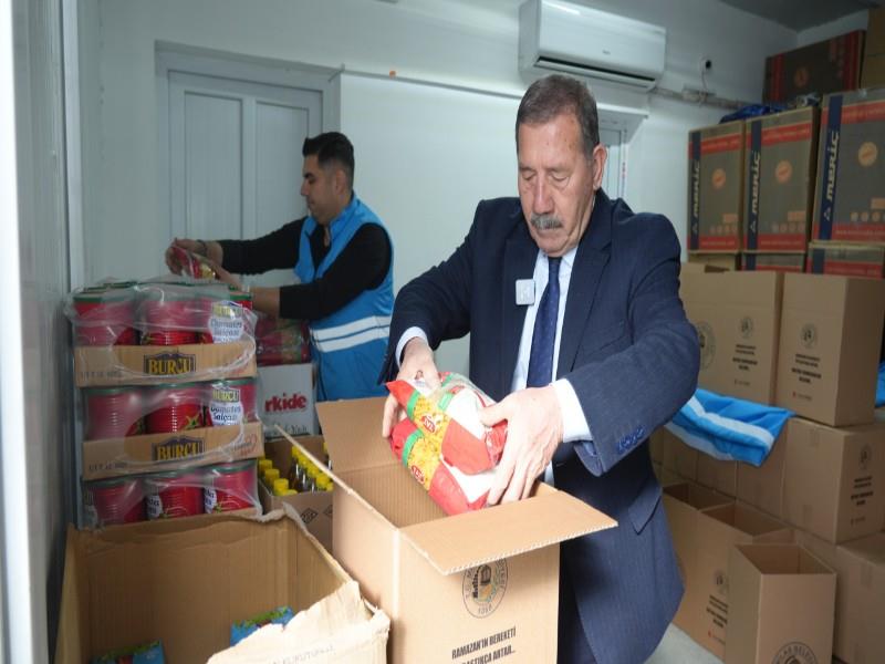 MİLAS BELEDİYESİ GIDA KOLİSİ DAĞITIMLARINI SÜRDÜRÜYOR