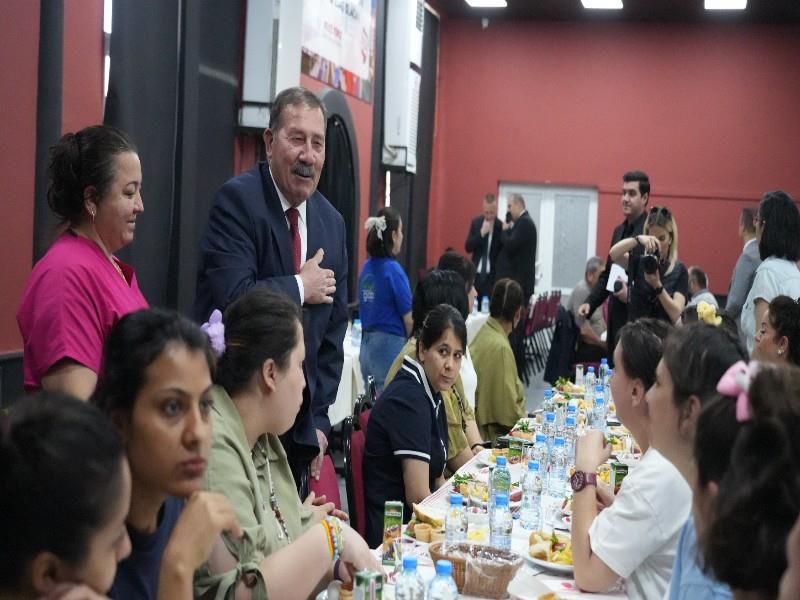 BAŞKAN TOPUZ ÖZEL BİREYLERLE MİLAS BELEDİYESİ TARAFINDAN DÜZENLENEN KAHVALTIDA BULUŞTU