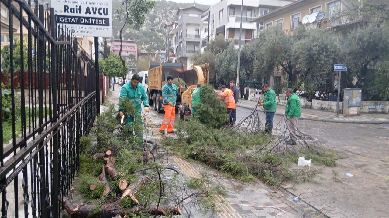 ŞİDDETLİ FIRTINA NEDENİYLE YAŞANAN OLUMSUZ DURUMLARA MİLAS BELEDİYESİ’NDEN ANINDA MÜDAHALE
