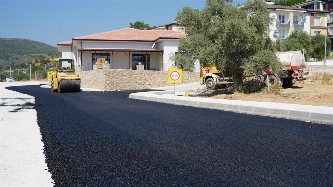 MİLAS BELEDİYESİ’NDEN ULAŞIMDA BÜYÜK HAMLE: SICAK ASFALT ÇALIŞMALARI HIZ KAZANDI